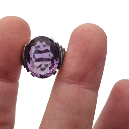 Anillo cocktail Art Déco francés de plata con cristal violeta facetado, influencia Tank, ca. 1930–1940