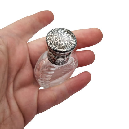 Victorian perfume bottle in cut glass and nielloed silver, circa 1890