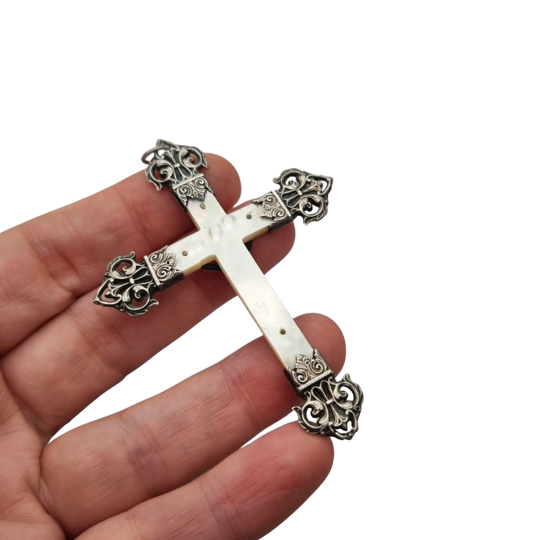 Cruz católica francesa antigua en plata y nácar con Cristo y remates calados, circa 1900–1930