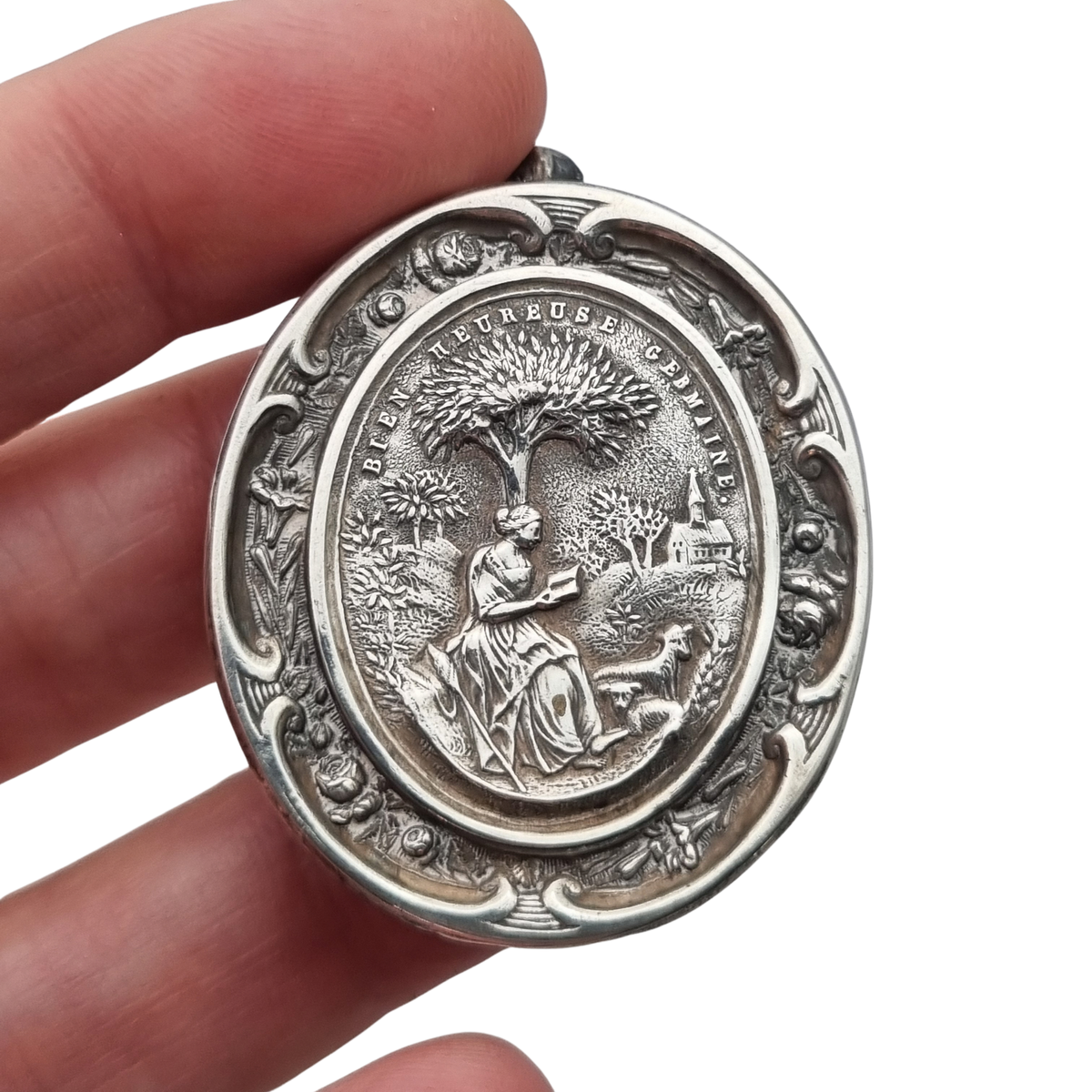 Relicario antiguo de plata de la beata Germana de Pibrac con lacre conservado, siglo XIX