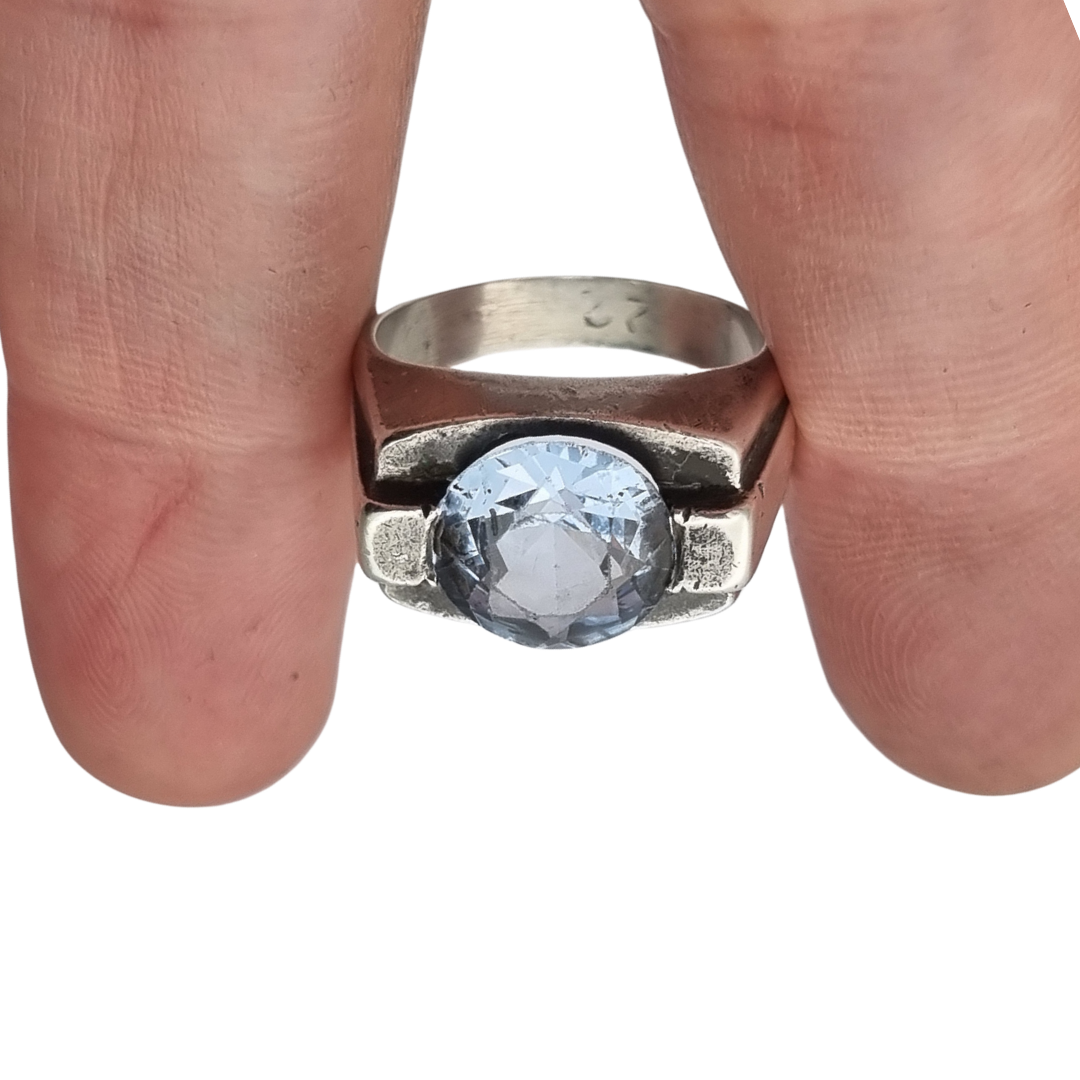 Anillo Art Déco de plata con topacio azul de diseño geométrico, Europa circa 1950