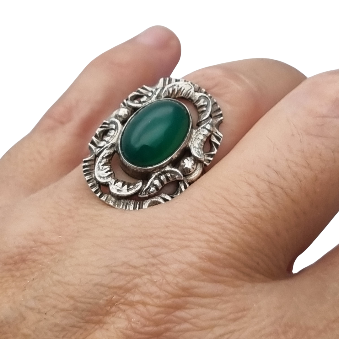 Anillo vintage europeo de plata calada con cabujón oval de calcedonia verde, circa 1960