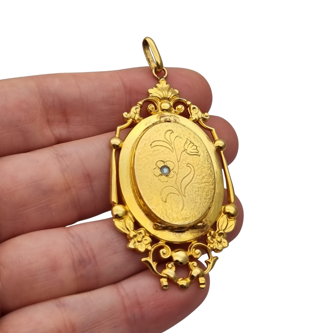 French Marius Legros Art Nouveau gold-plated locket with floral engraving circa 1910