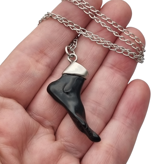Colgante amuleto pie de obsidiana negra con plata 800 Europa circa 1970