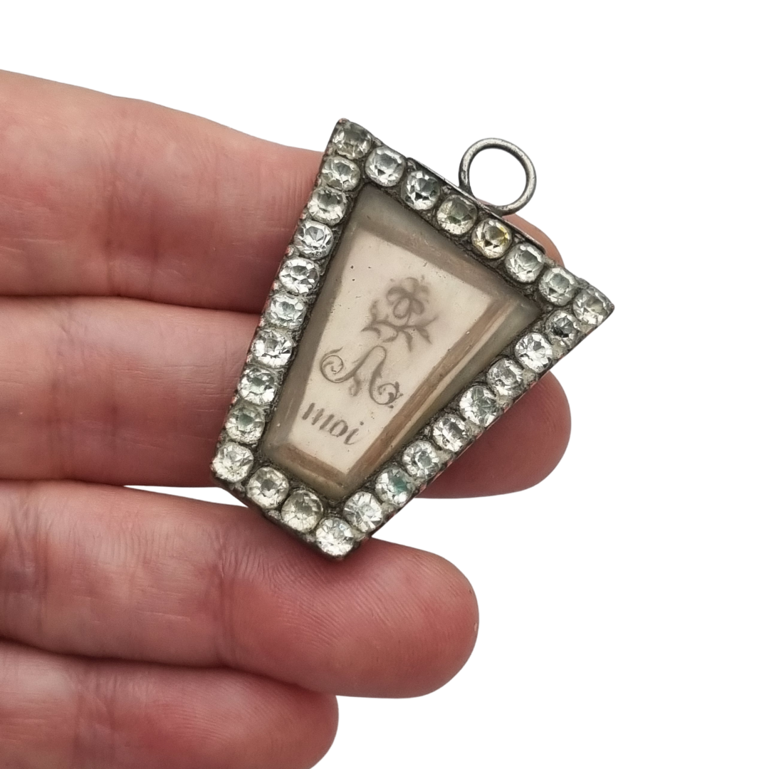 Colgante sentimental romántico francés «A moi» en metal con pasta de vidrio y esmalte azul, ca. 1800–1840