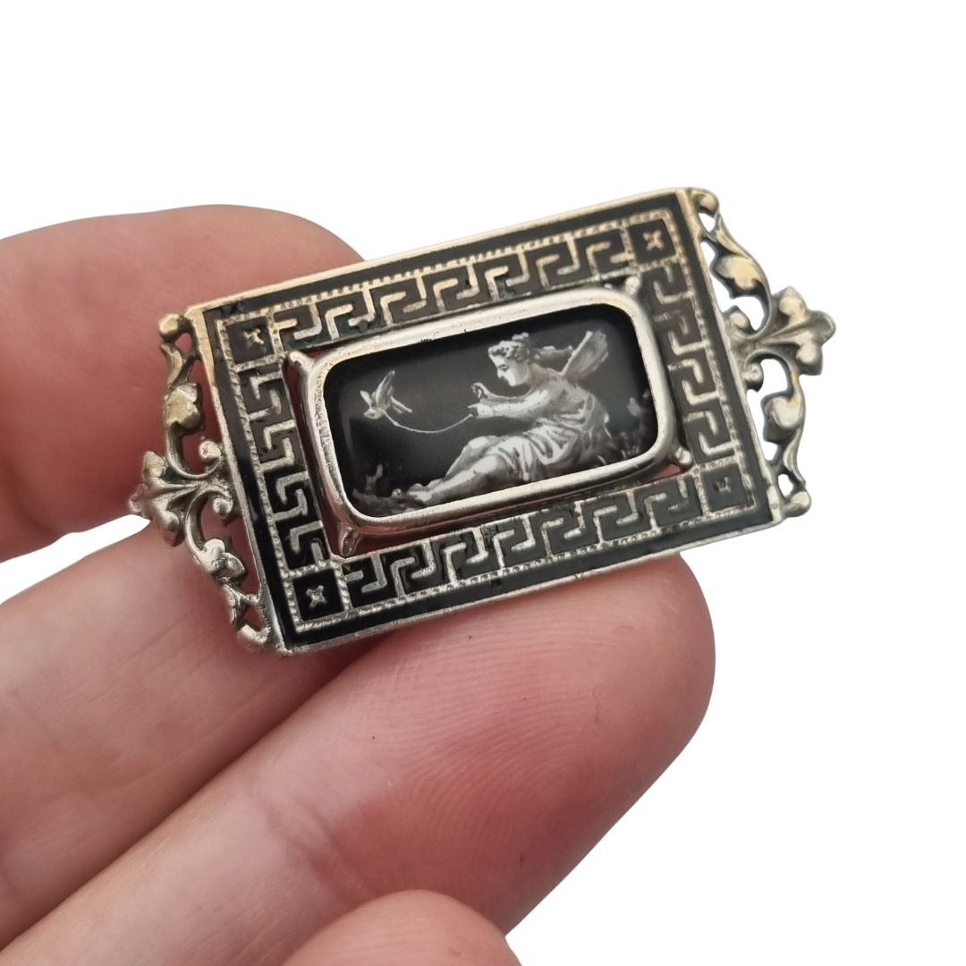 Broche antiguo rectangular de metal y esmalte negro con escena clásica, finales siglo XIX