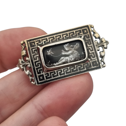 Broche antiguo rectangular de metal y esmalte negro con escena clásica, finales siglo XIX