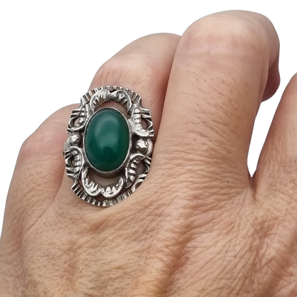 Anillo vintage europeo de plata calada con cabujón oval de calcedonia verde, circa 1960