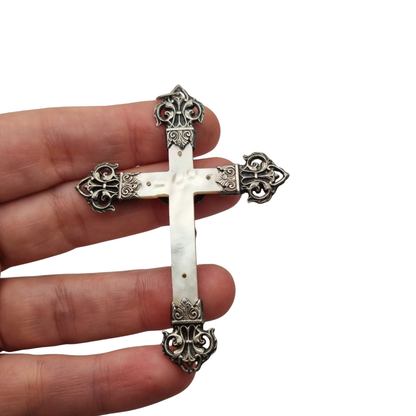 Cruz católica francesa antigua en plata y nácar con Cristo y remates calados, circa 1900–1930