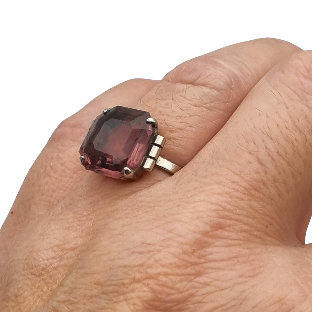 Anillo Art Déco tardío de plata con piedra púrpura, francés, circa 1940-1950