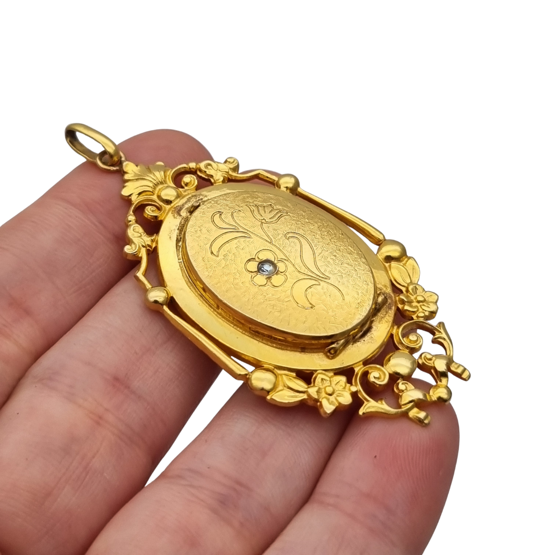 French Marius Legros Art Nouveau gold-plated locket with floral engraving circa 1910