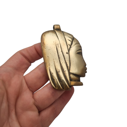 Gran colgante escultórico de bronce con cabeza femenina estilizada, circa 1980-1990