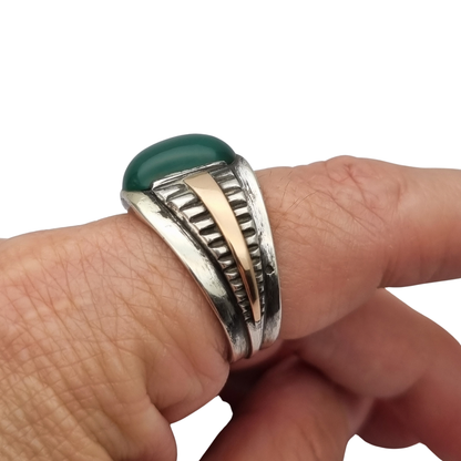 Anillo Vintage de Hombre Clásico de Plata con Calcedonia Verde y Vistas Doradas, Años 60–70