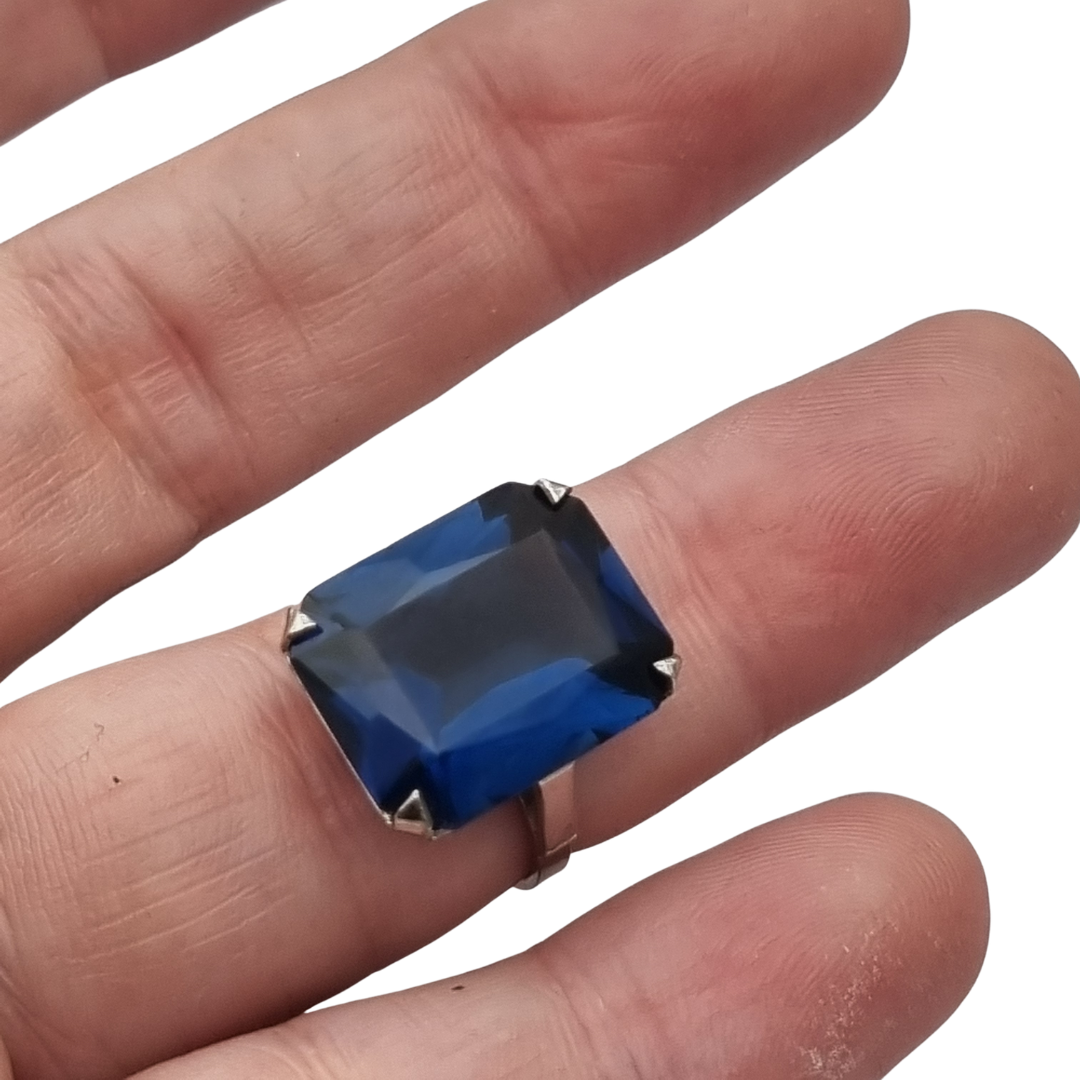 Anillo Art Déco tardío de plata francesa con piedra azul facetada rectangular, años 50