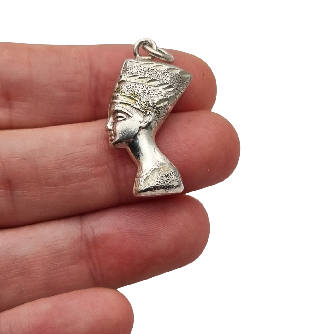 Colgante vintage de Nefertiti en plata, inspiración egipcia, siglo XX