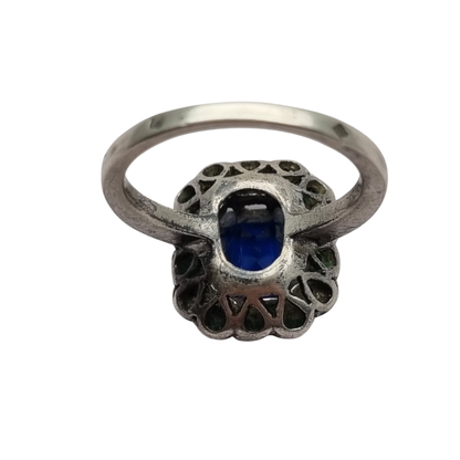 Anillo Pompadour de plata con strass azul y blanco, estilo Princesa Diana. Francia, circa 1950