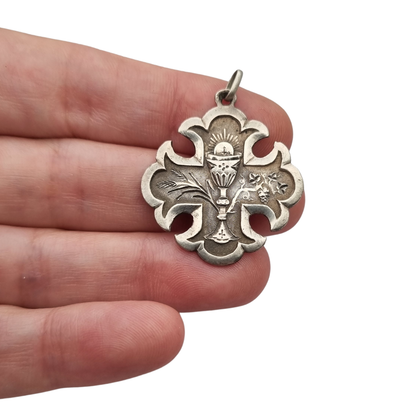 Medalla religiosa antigua de Primera Comunión en plata con cáliz, espigas e inscripción de 1895