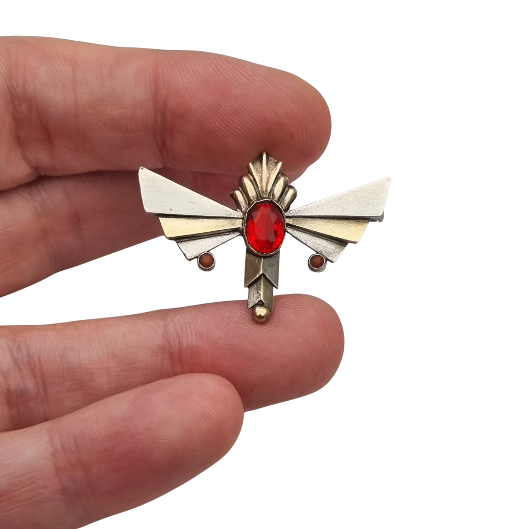 Broche Art Déco de plata con cristal rojo facetado, joyería geométrica española, circa 1930