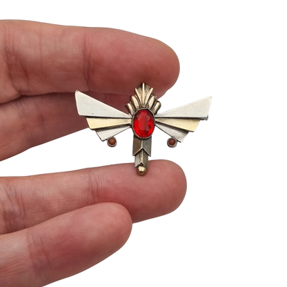 Broche Art Déco de plata con cristal rojo facetado, joyería geométrica española, circa 1930