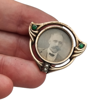 Art Nouveau locket with clasp in gilded silver and green stones, Ges.Gesch, Germany c.1910