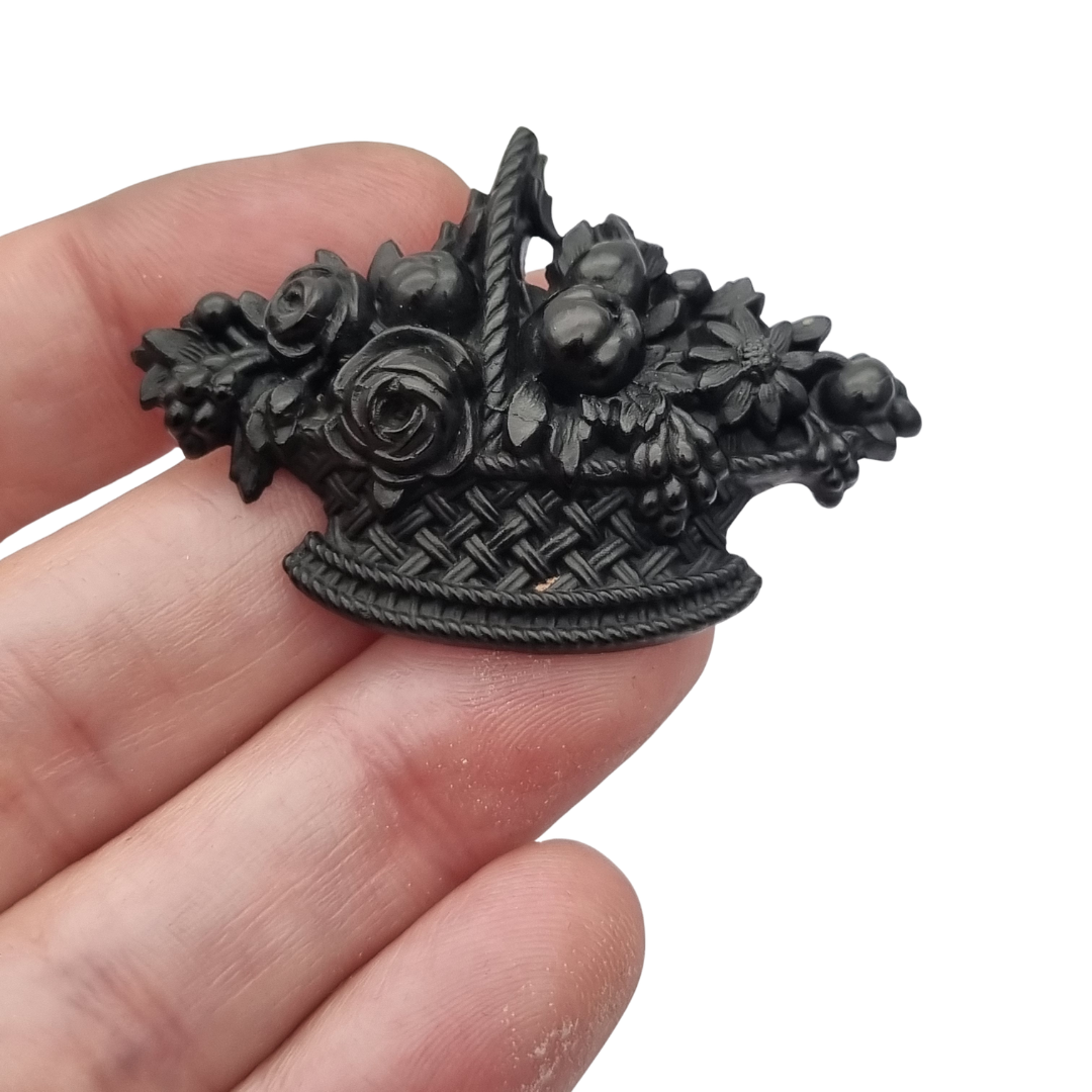 Broche floral victoriano de luto en vulcanita, cesta Giardinetti, circa 1880, joyería sentimental