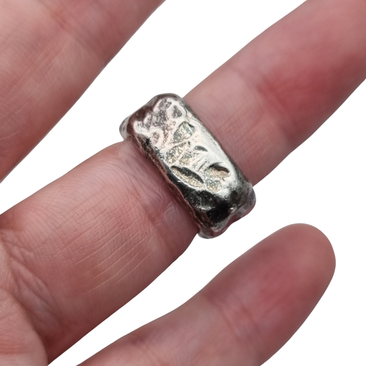 Brutalist square ring in 925 silver with abstract reliefs, vintage jewelry circa 1990