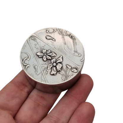 Art Nouveau circular silver box with floral decoration by Pierre Frainier, circa 1900
