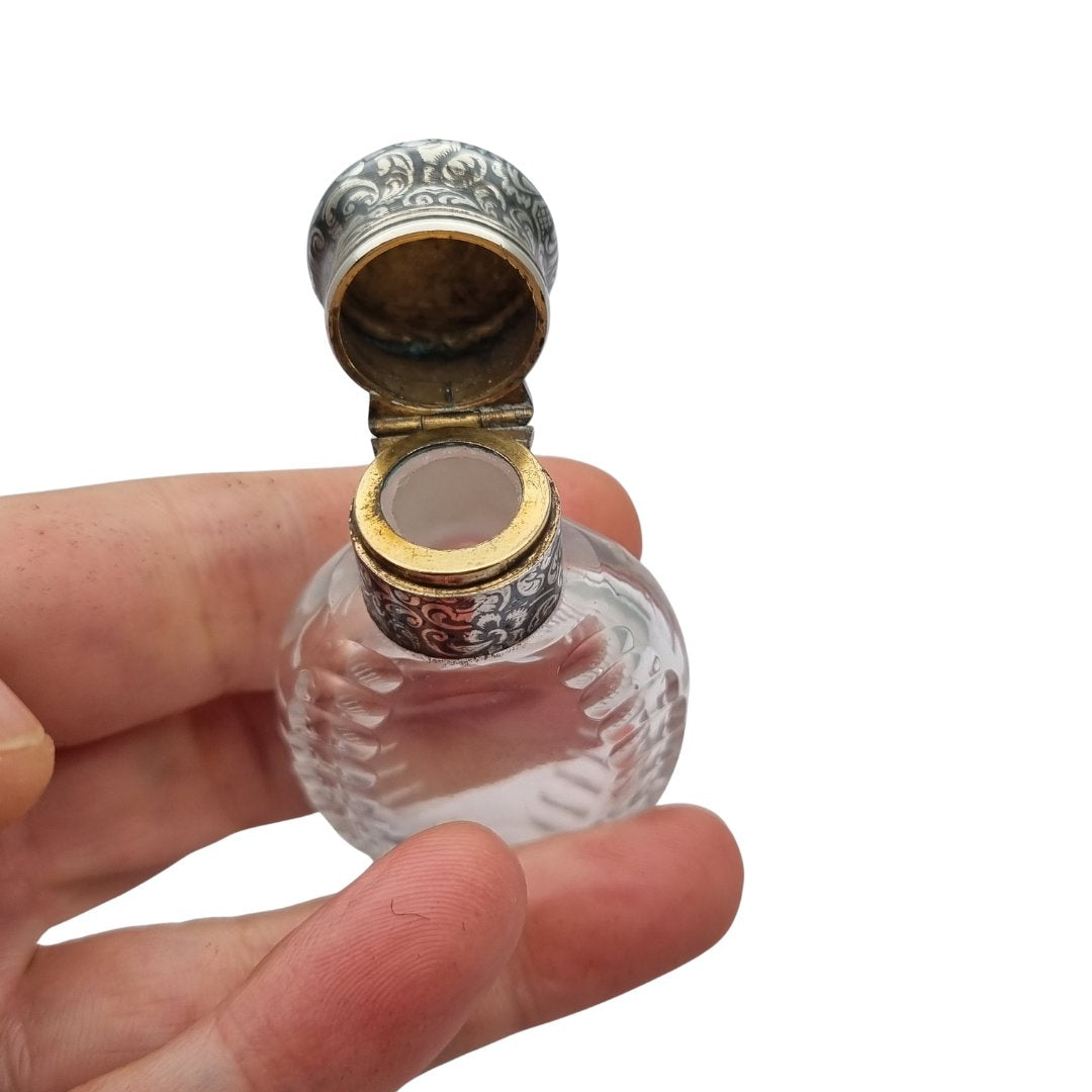 Victorian perfume bottle in cut glass and nielloed silver, circa 1890