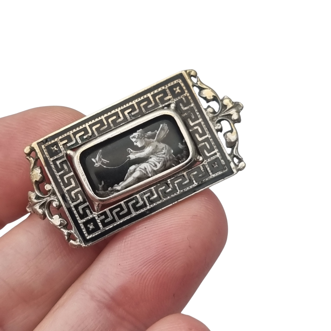 Broche antiguo rectangular de metal y esmalte negro con escena clásica, finales siglo XIX