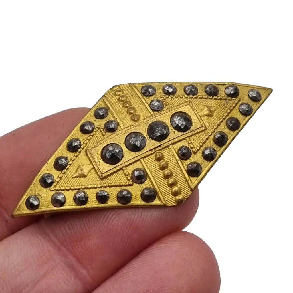 Broche art déco vintage dorado remachado para mujer en forma de diamante.