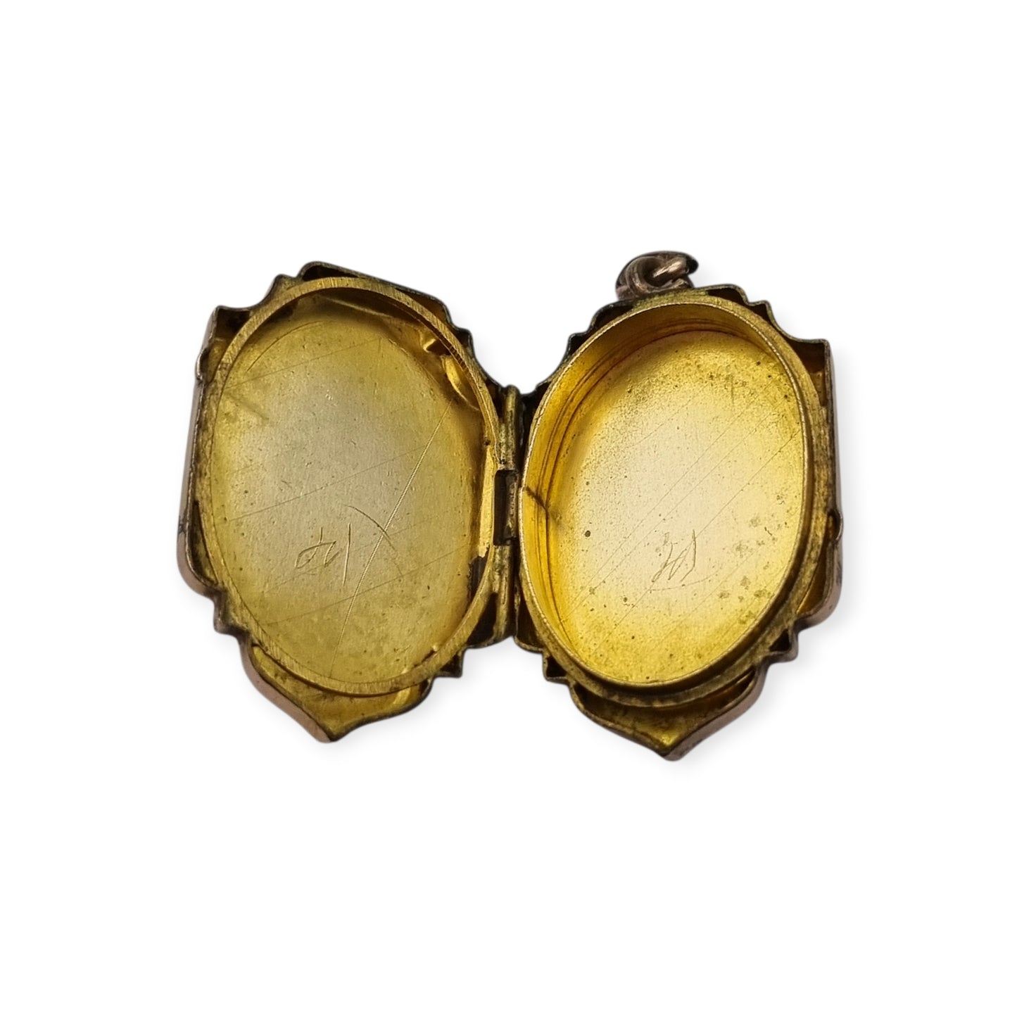 Victorian locket in gilt metal, engraved in the shape of a shield, circa 1900