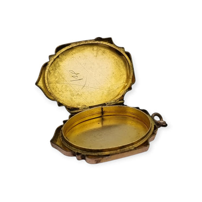 Victorian locket in gilt metal, engraved in the shape of a shield, circa 1900