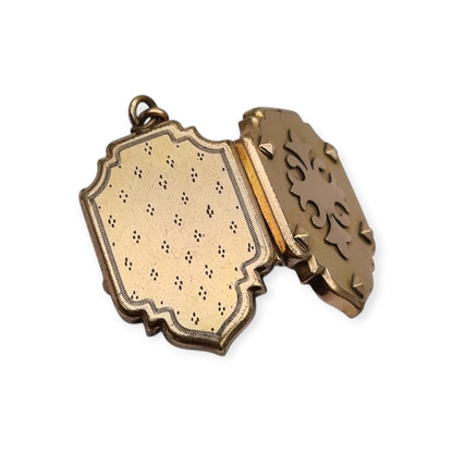 Victorian locket in gilt metal, engraved in the shape of a shield, circa 1900