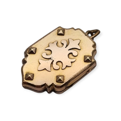 Victorian locket in gilt metal, engraved in the shape of a shield, circa 1900