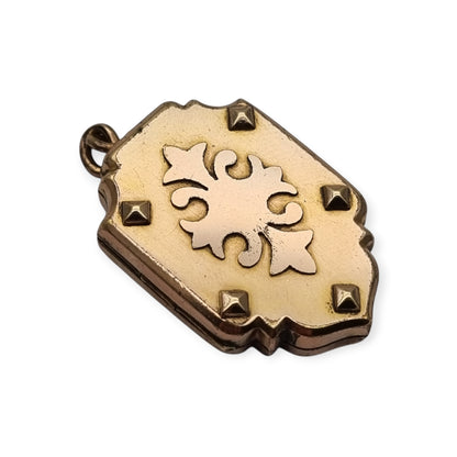 Victorian locket in gilt metal, engraved in the shape of a shield, circa 1900