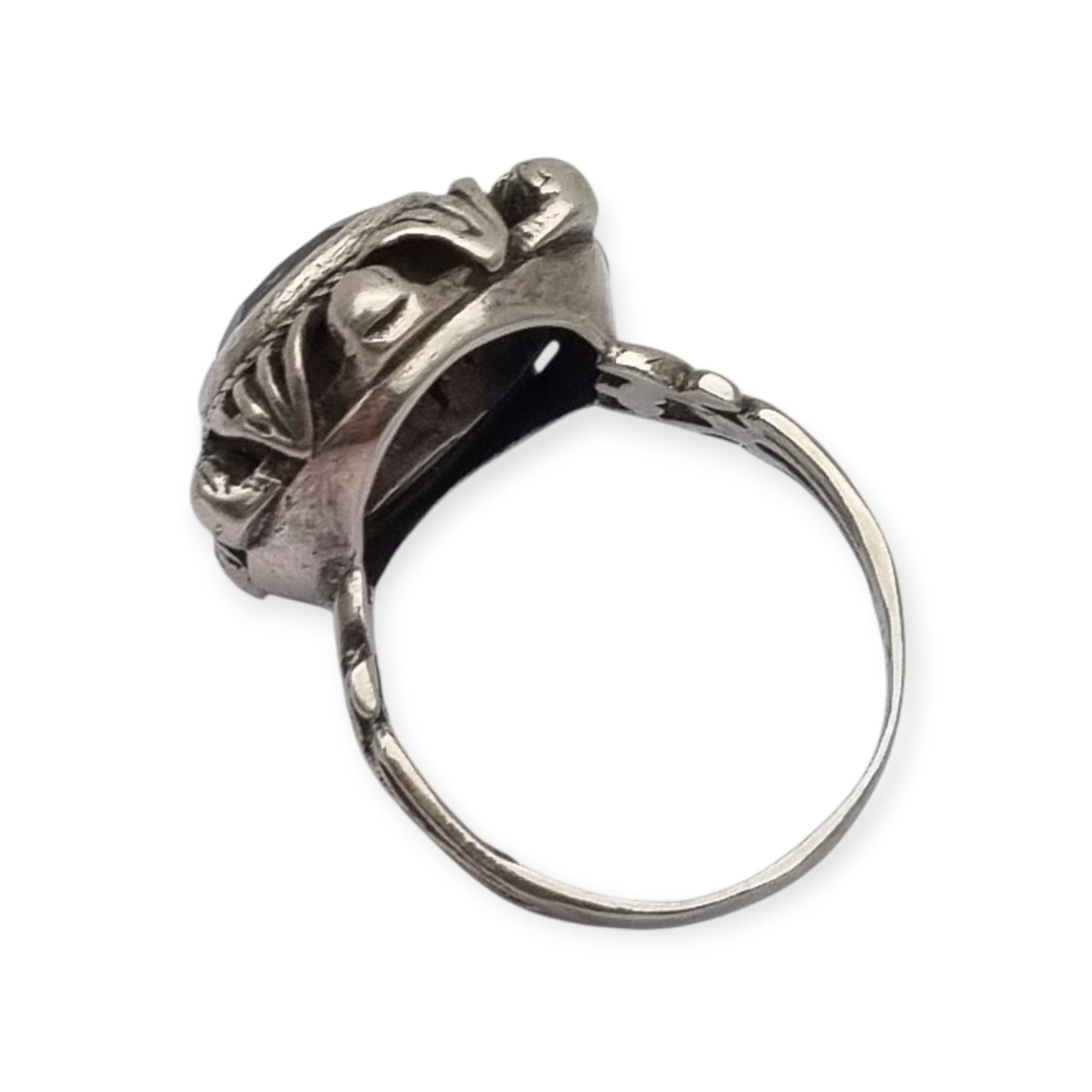 Art Deco style ring in openwork silver with violet crystal, circa 1960