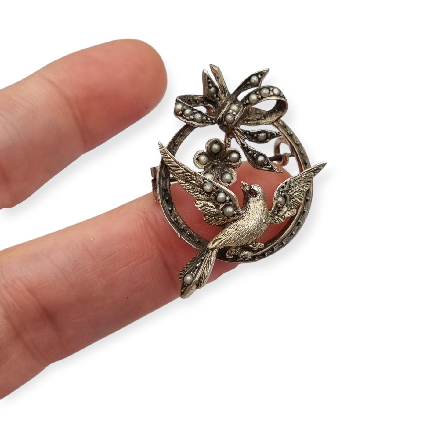 Broche eduardiano en plata con pájaro lazo perlas y rubí circa 1910