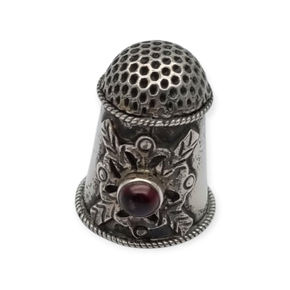 Dedal antiguo en plata decorada con cabujón rojo circa 1960