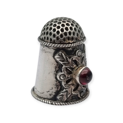 Dedal antiguo en plata decorada con cabujón rojo circa 1960