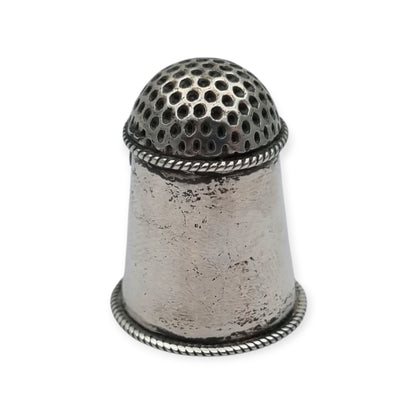 Dedal antiguo en plata decorada con cabujón rojo circa 1960