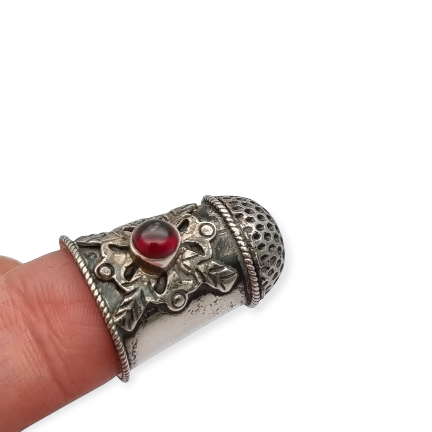 Dedal antiguo en plata decorada con cabujón rojo circa 1960