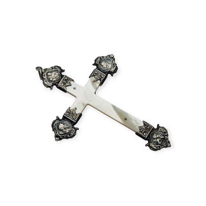 Cruz devocional fArt Nouveau en nácar y plata con relieves religiosos circa 1900