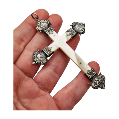Cruz devocional fArt Nouveau en nácar y plata con relieves religiosos circa 1900
