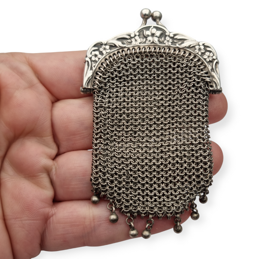 Monedero Art Nouveau en plata con boquilla floral repujada, circa 1900