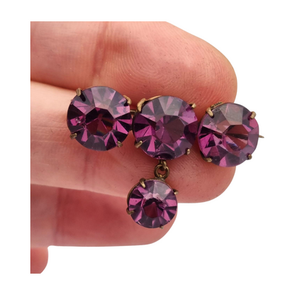 Broche antiguo en latón con strass morado facetado colgante, circa 1930