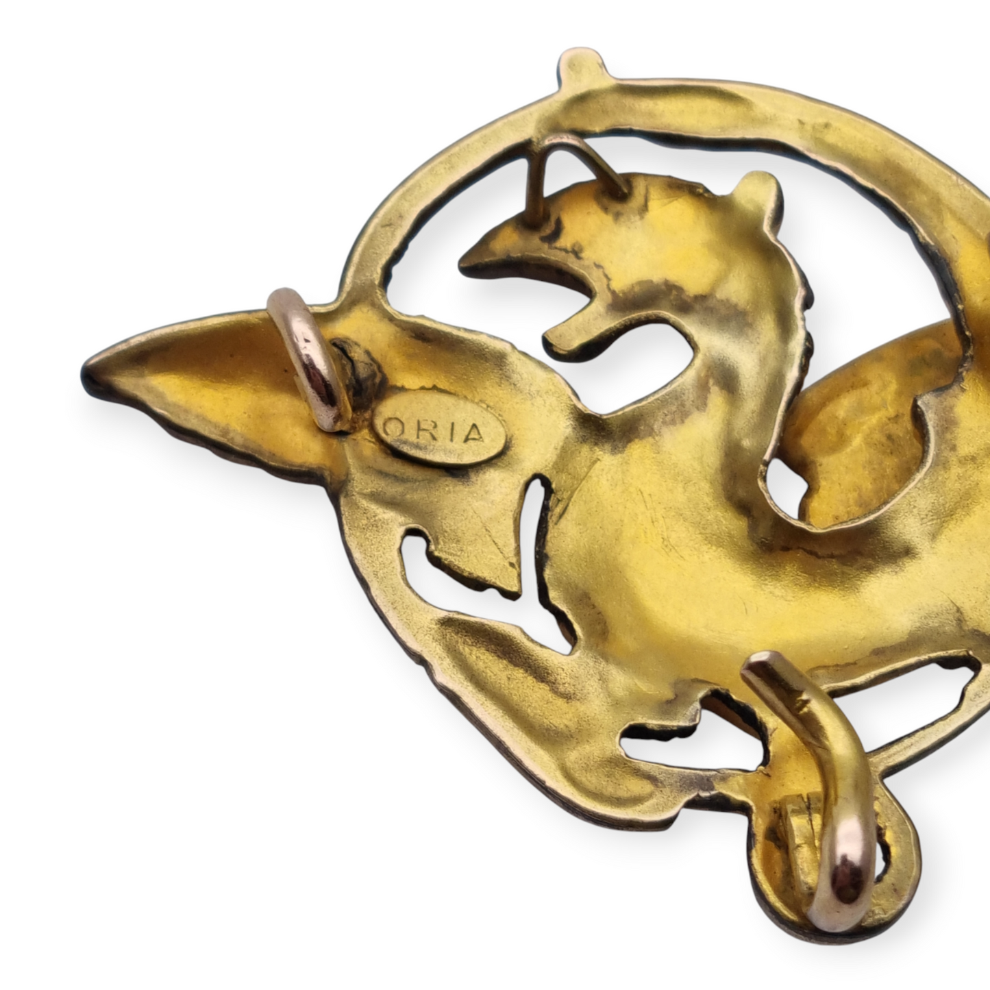 Broche Art Nouveau de grifo ORIA en oro laminado y ojo de rubí, circa 1910