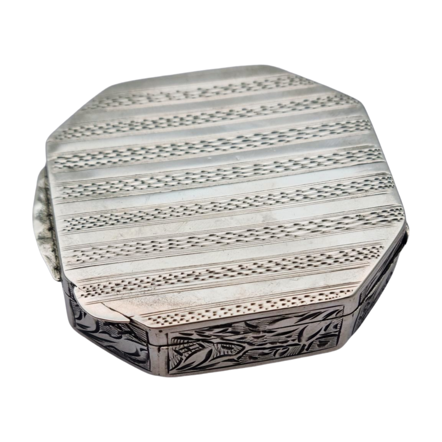 Polvera antigua octogonal en plata 800 grabada con mariposas y flores, circa 1950