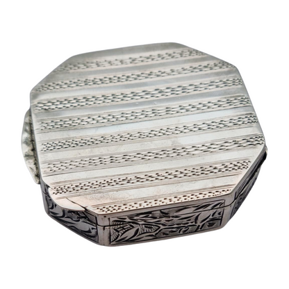 Polvera antigua octogonal en plata 800 grabada con mariposas y flores, circa 1950