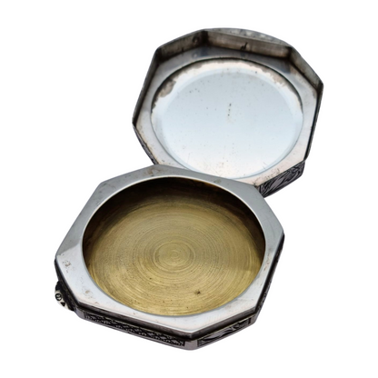 Polvera antigua octogonal en plata 800 grabada con mariposas y flores, circa 1950