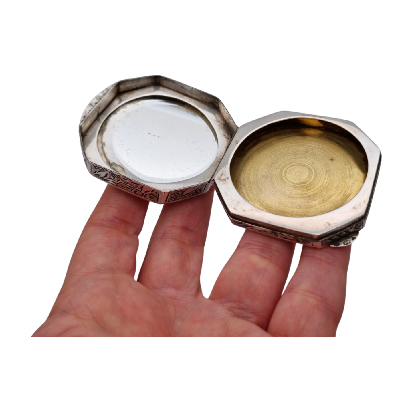 Polvera antigua octogonal en plata 800 grabada con mariposas y flores, circa 1950